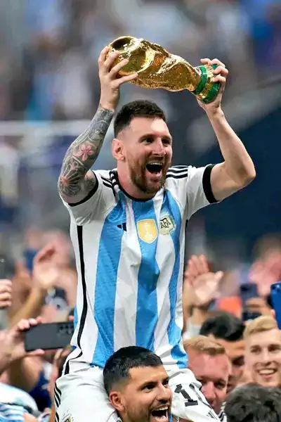 lionel_messi_lifting_world_cup_trophy