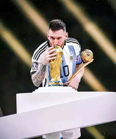 messi_kissing_the_world_cup