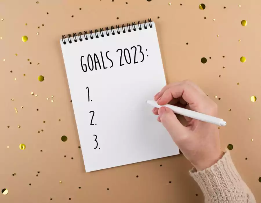 woman_hand_writing_setting_goal